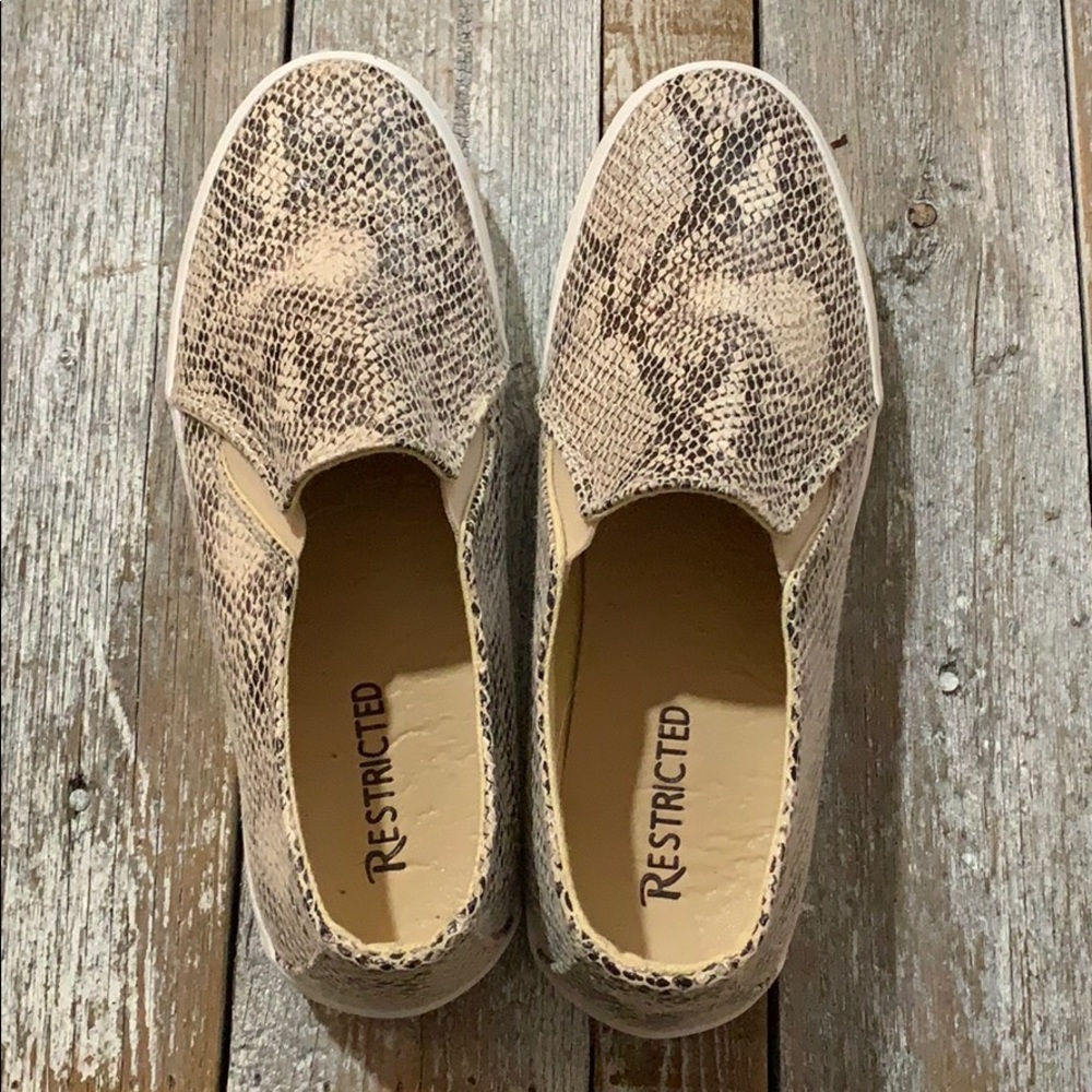 Snake print slip-on shoes